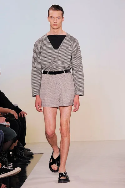 Look 18